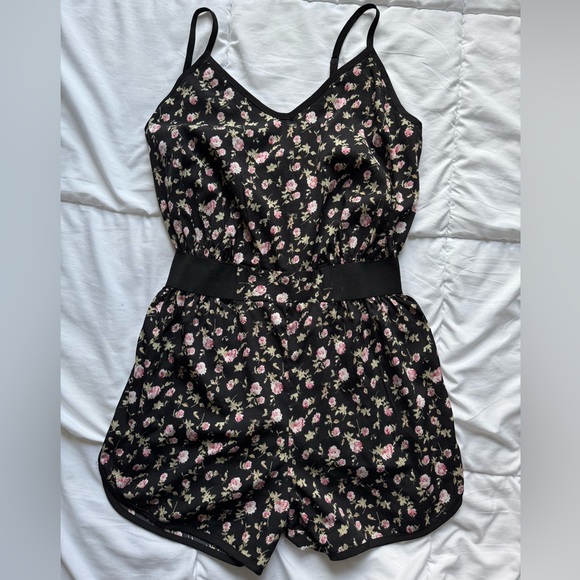 floral romper. - Picture 1 of 4